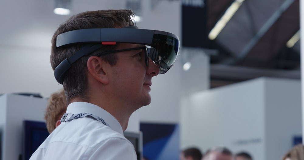 MRO Europe 2018 attendee wearing VR glasses